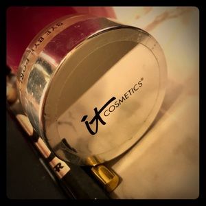 It cosmetics Bye bye pores powder